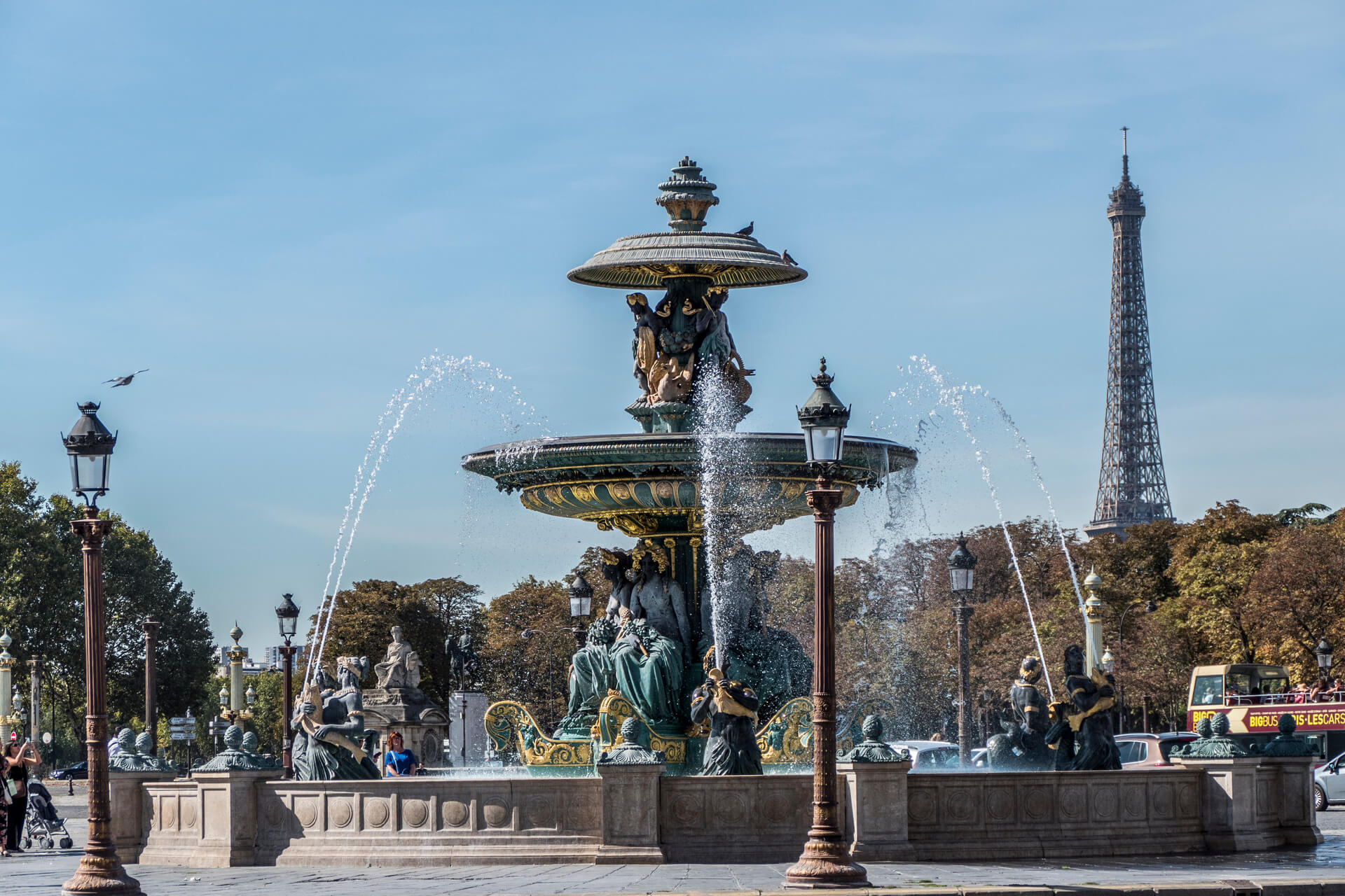 hermosa-fuente-en-la-place-de-la-concorde-con-la-torre-eiffel-en-el-fondo-en-paris (1)